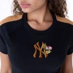 NEW ERA WMNS MLB FLORAL CROP TEE NEYYAN  BLK - Image 4
